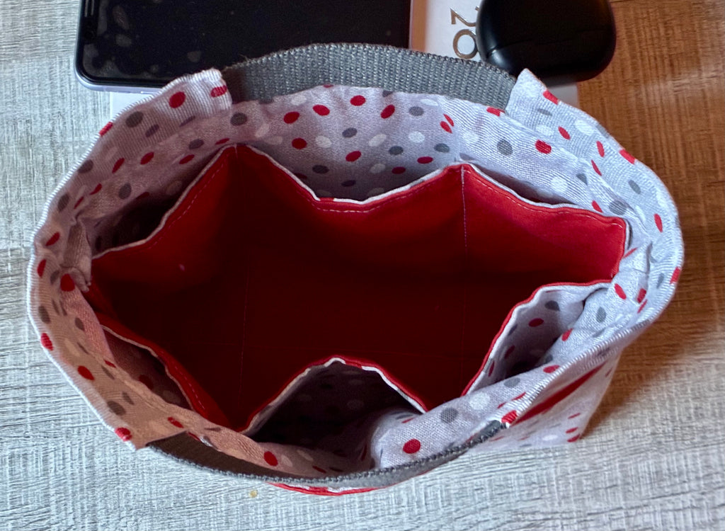 Organizador de bolso rojo con lunares