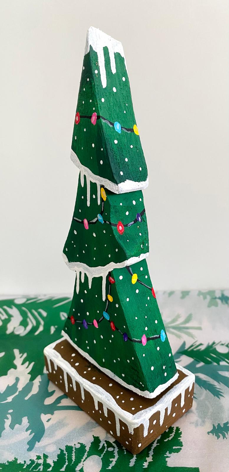 Adorno navideño artesanal de madera en forma de árbol pintado a mano