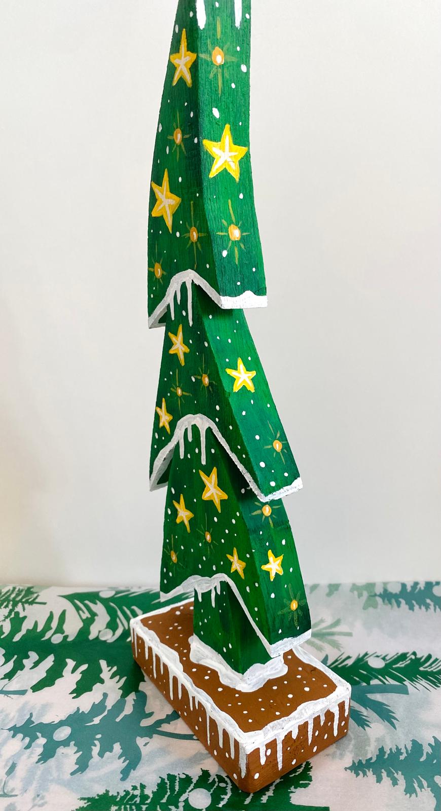 Adorno navideño artesanal de madera en forma de árbol pintado a mano