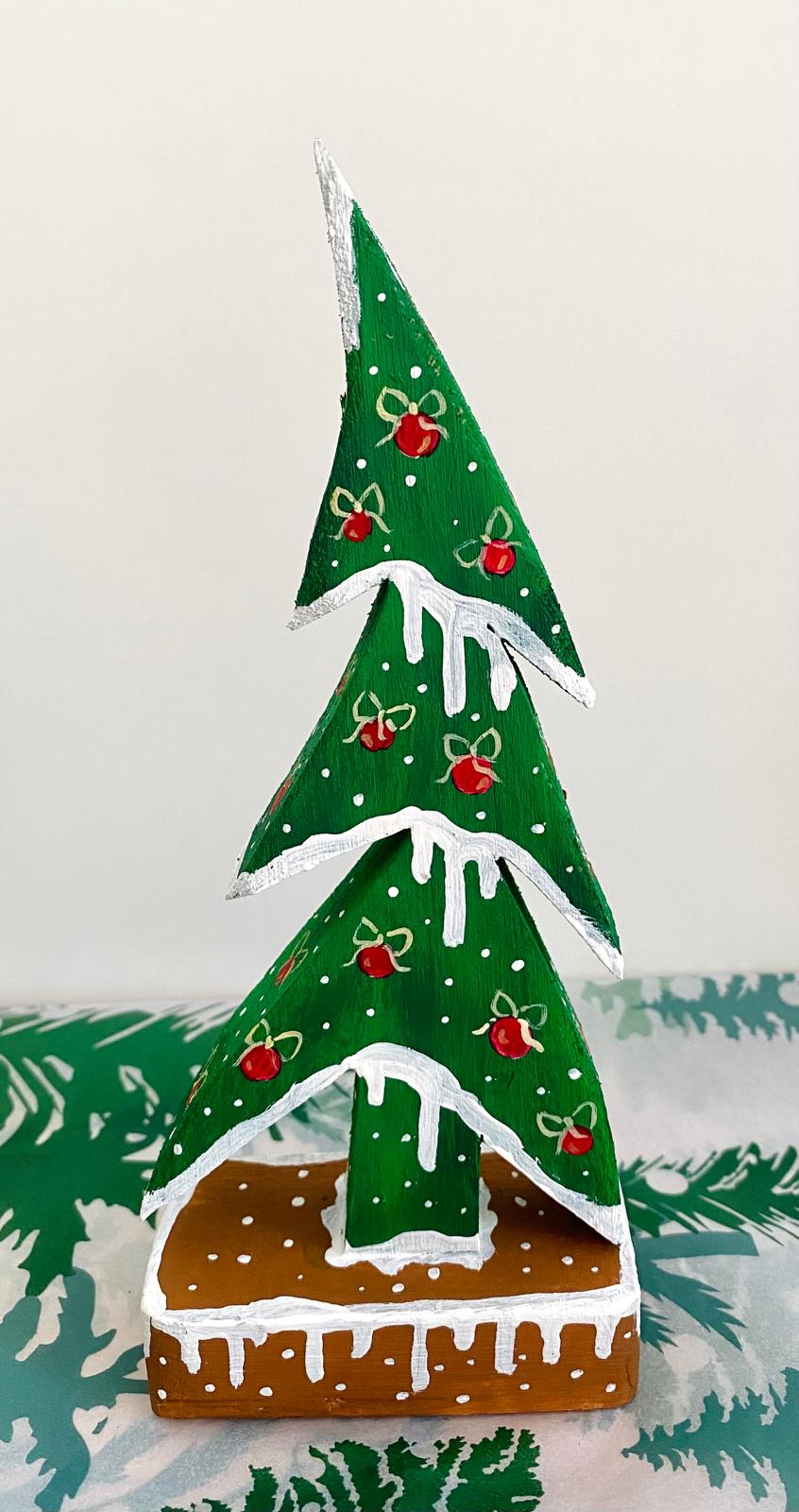 Adorno navideño artesanal de madera en forma de árbol pintado a mano