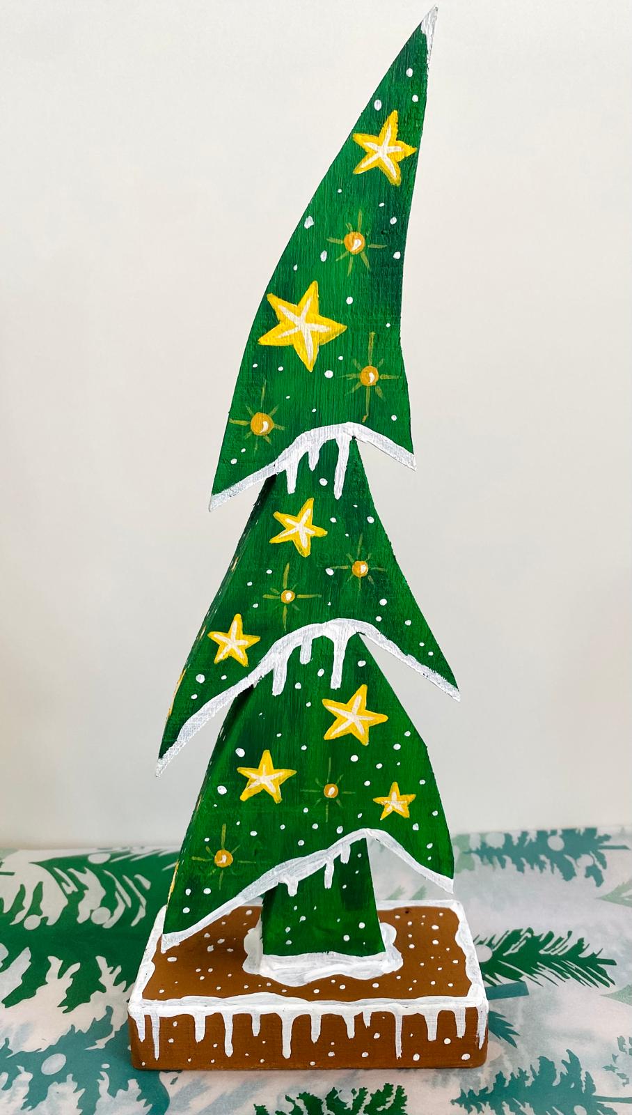 Adorno navideño artesanal de madera en forma de árbol pintado a mano