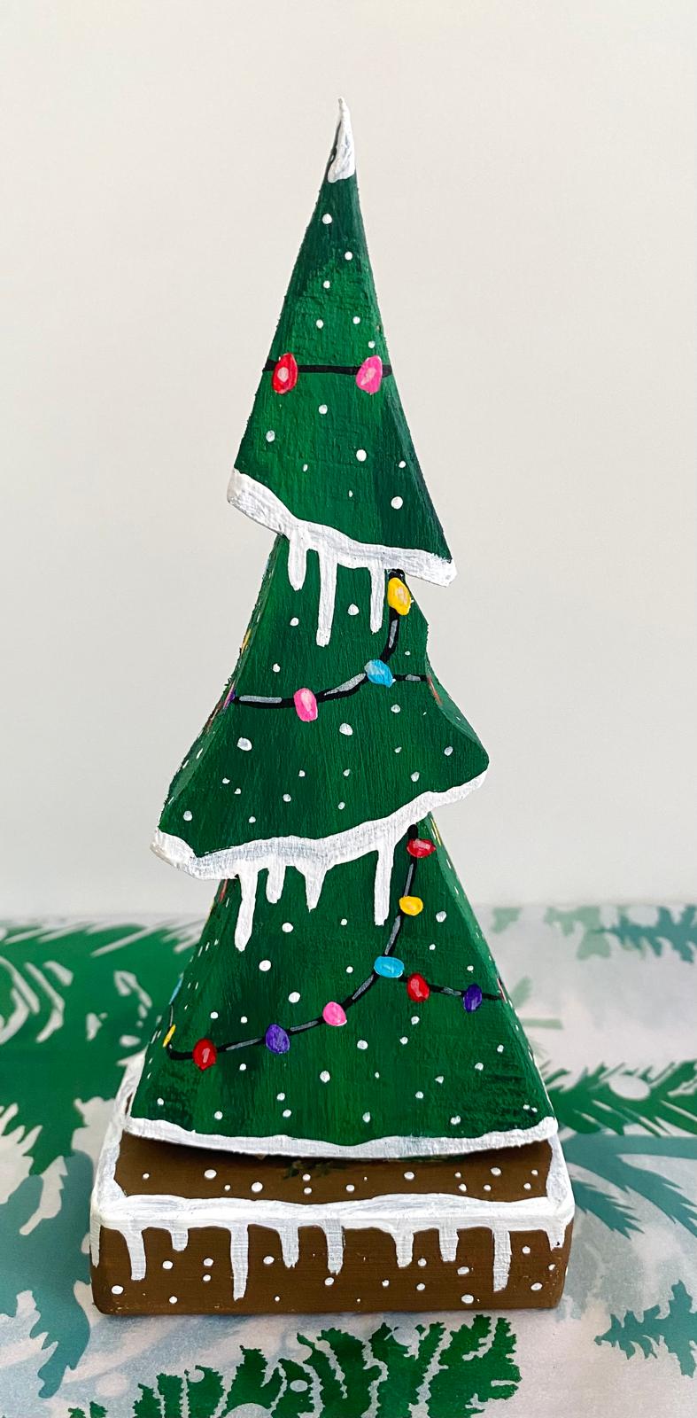 Adorno navideño artesanal de madera en forma de árbol pintado a mano