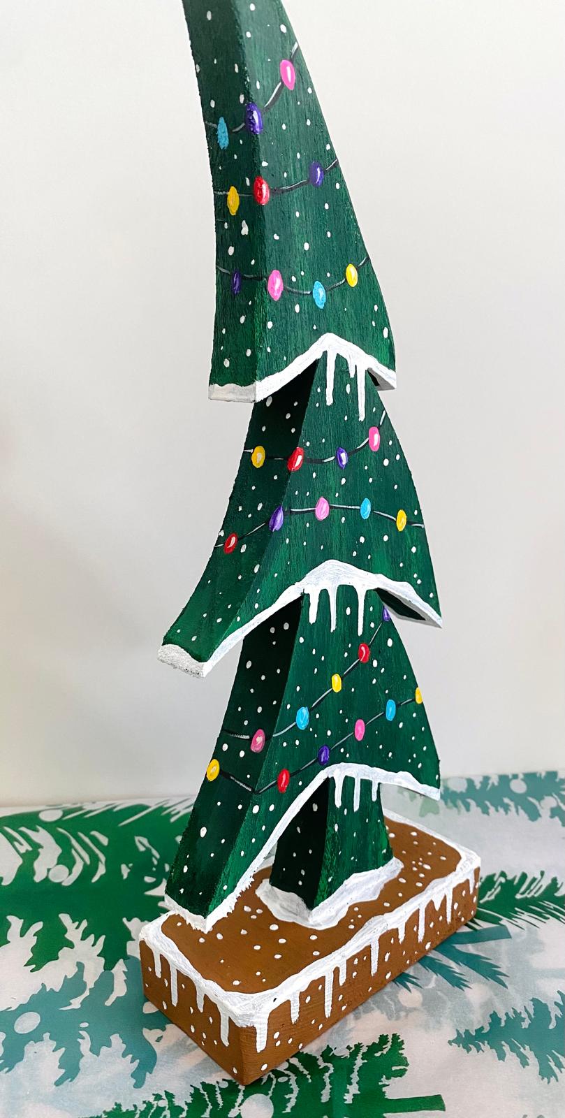 Adorno navideño artesanal  de madera en forma de árbol pintado a mano