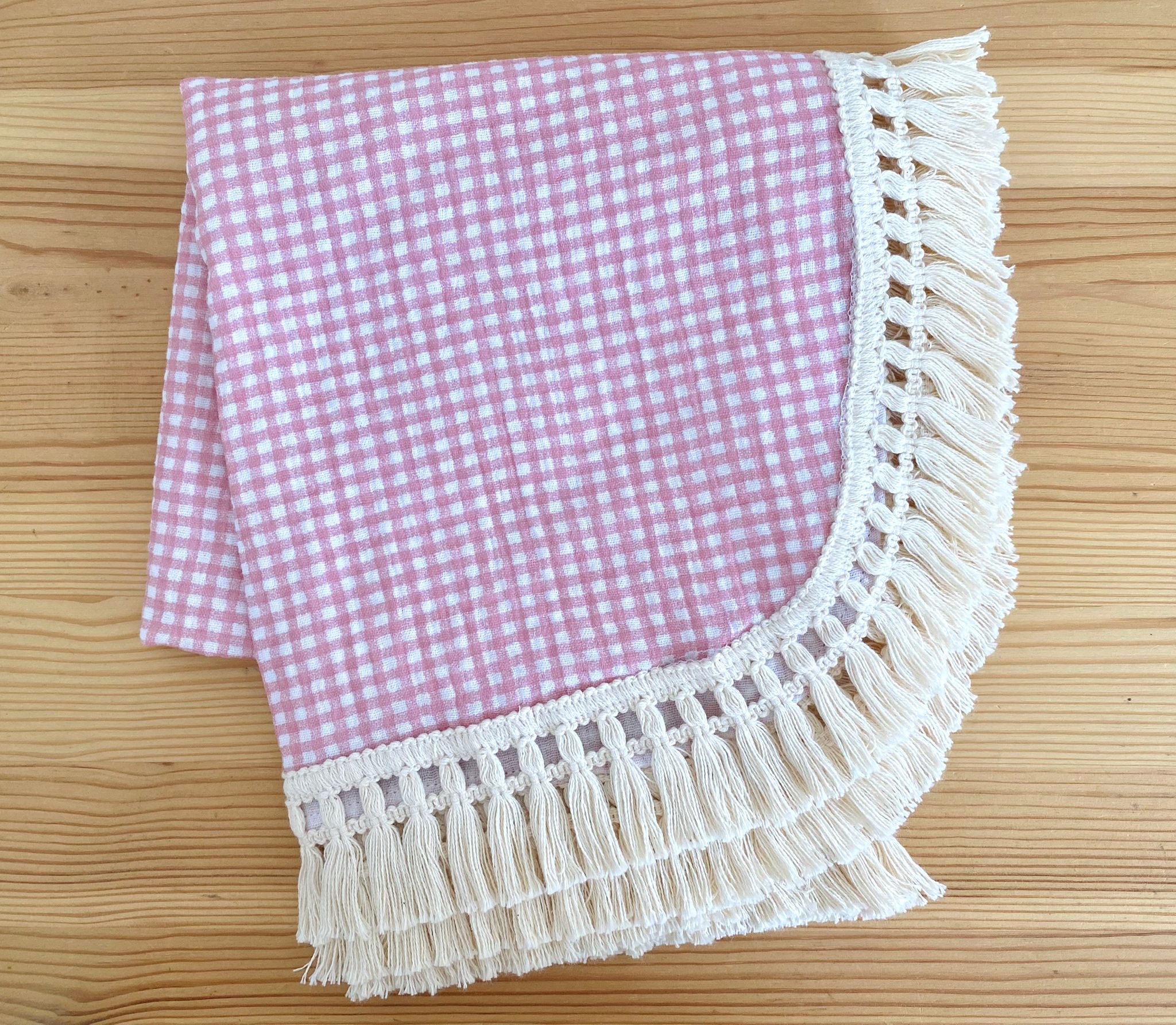 Muselina  de cuadros con flecos