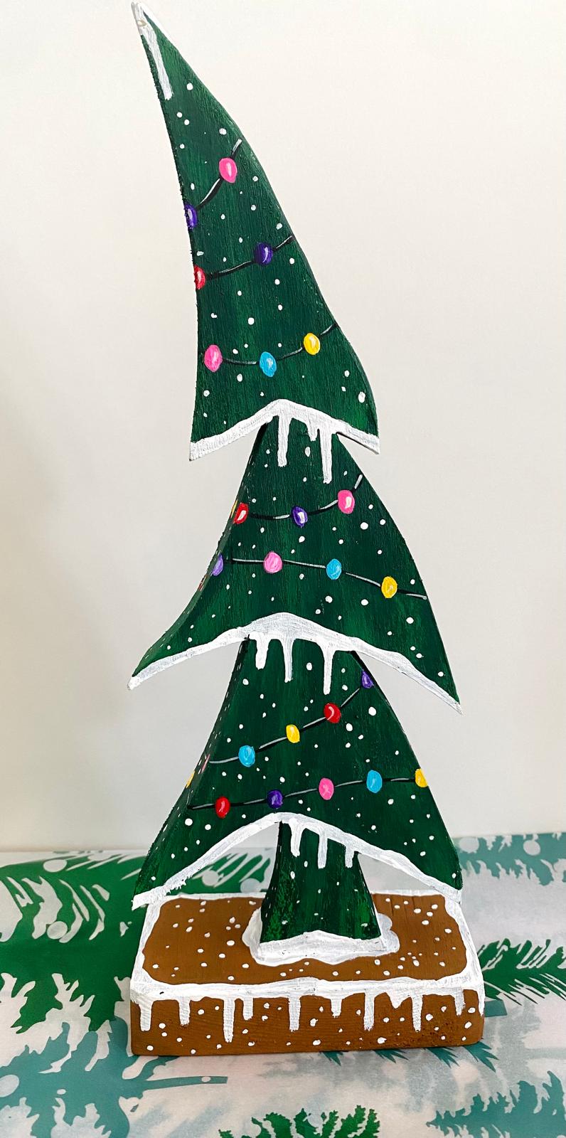 Adorno navideño artesanal  de madera en forma de árbol pintado a mano