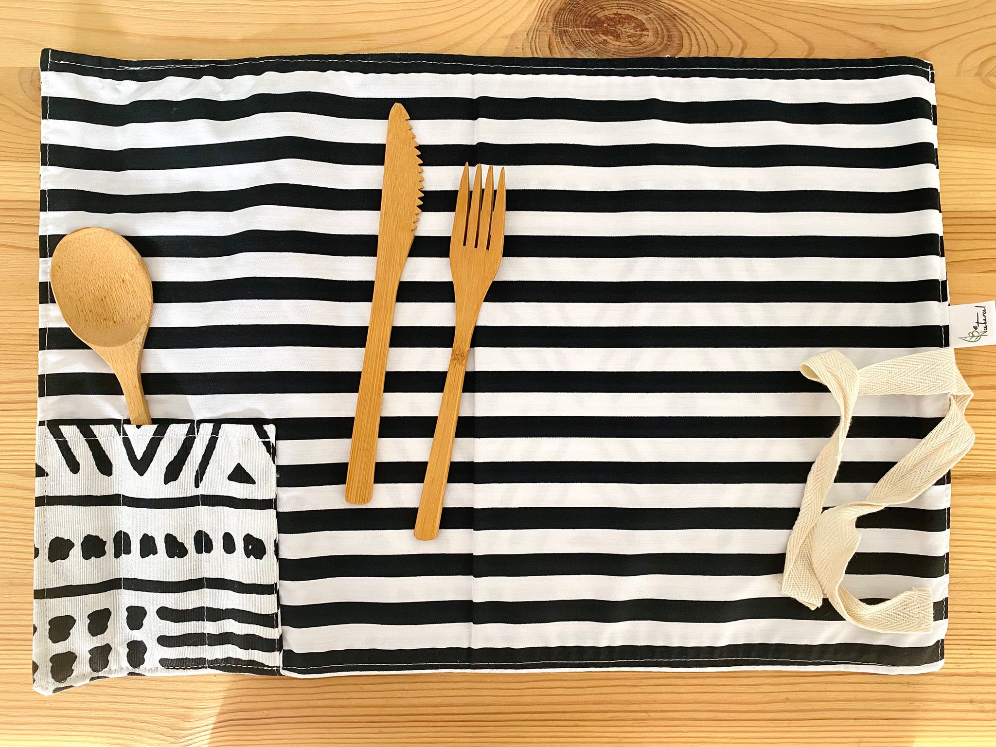 Set de mantel con cubiertos estampado étnico cebra